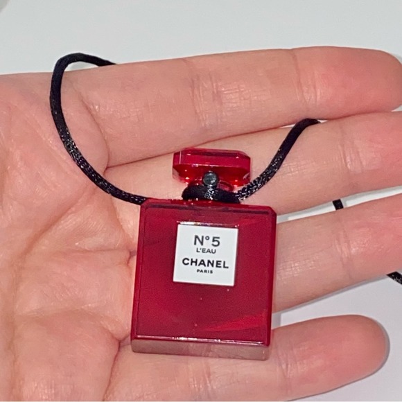 CHANEL Paris No 5 L’eau Red Plexiglass Perfume Bottle Charm Pendant Necklace - Picture 8 of 11